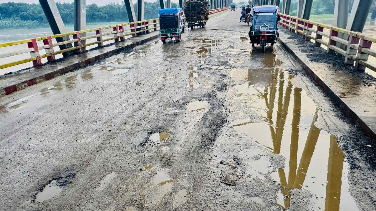 কুষ্টিয়ায় ৬৫ লাখ টাকার সড়ক সংস্কারে অনিয়মের অভিযোগ