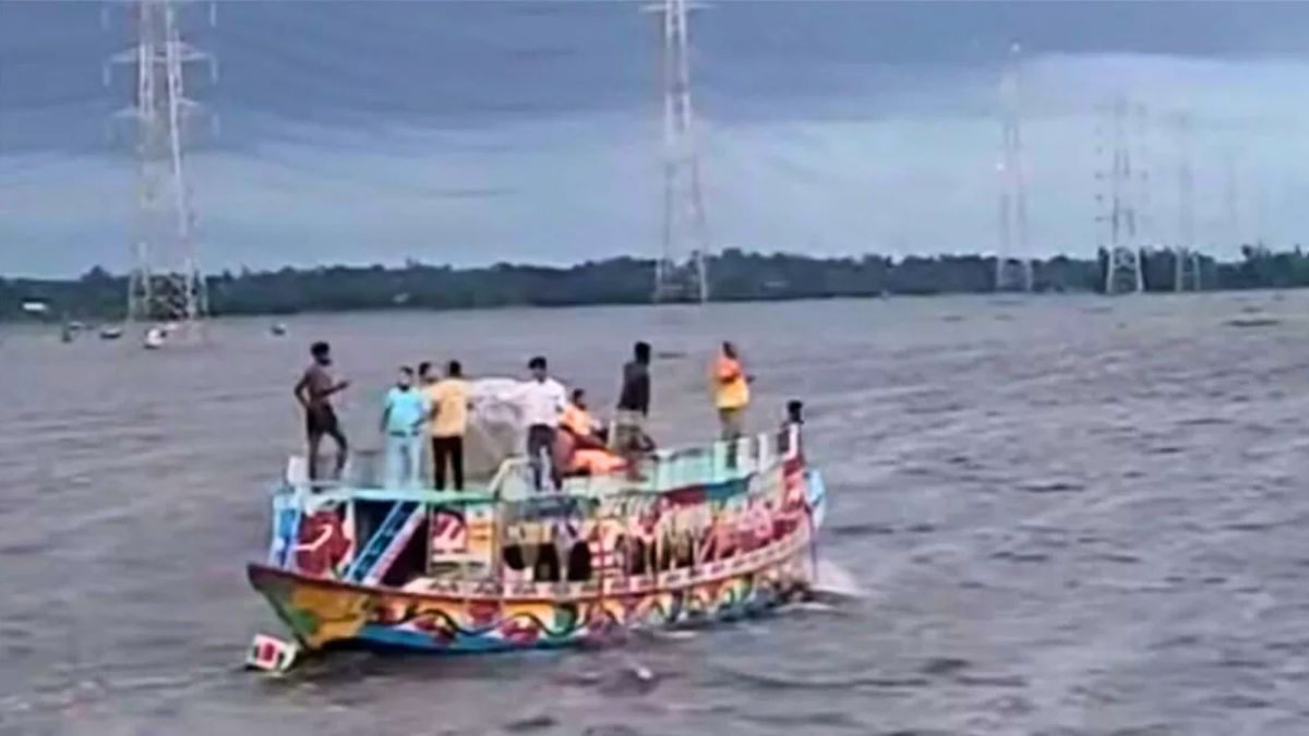 কালিয়াকৈরে বিলে নৌকা উল্টে ৩ শিক্ষার্থী নিখোঁজ