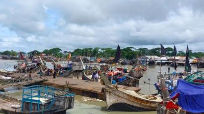 বৈরী আবহাওয়ায় ইলিশ শূন্য ট্রলার, বিপাকে উপকূলের জেলেরা