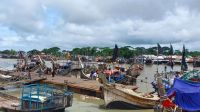বৈরী আবহাওয়ায় ইলিশ শূন্য ট্রলার, বিপাকে উপকূলের জেলেরা