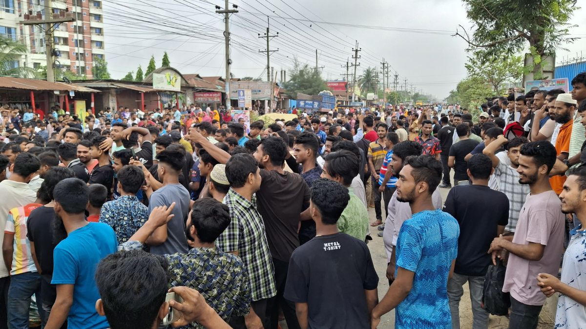 ভারতীয় কর্মকর্তাদের অপসারণসহ ১০ দফা দাবিতে গাজীপুরে মহাসড়ক অবরোধ