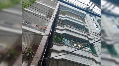 রাজধানীতে হেলে পড়ল বহুতল ভবন