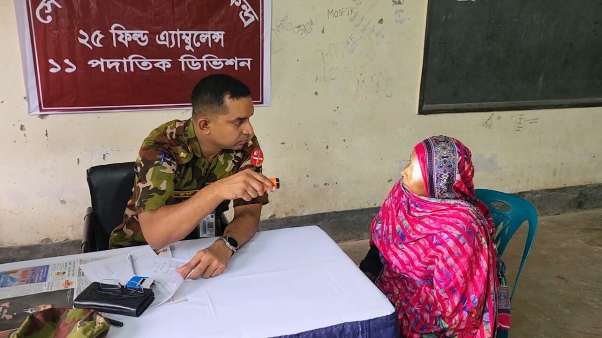 জয়পুরহাটে সেনাবাহিনীর ফ্রি মেডিকেল ক্যাম্প