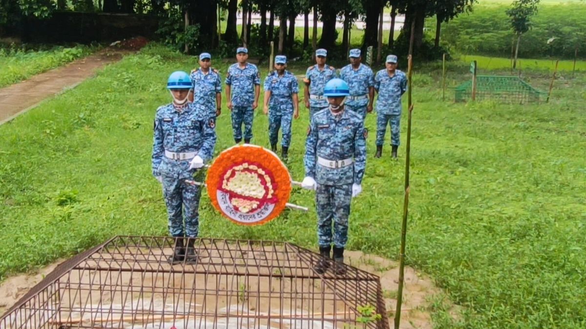 মির্জাপুরে তানভীরের কবরে বিমান বাহিনীর শ্রদ্ধা নিবেদন