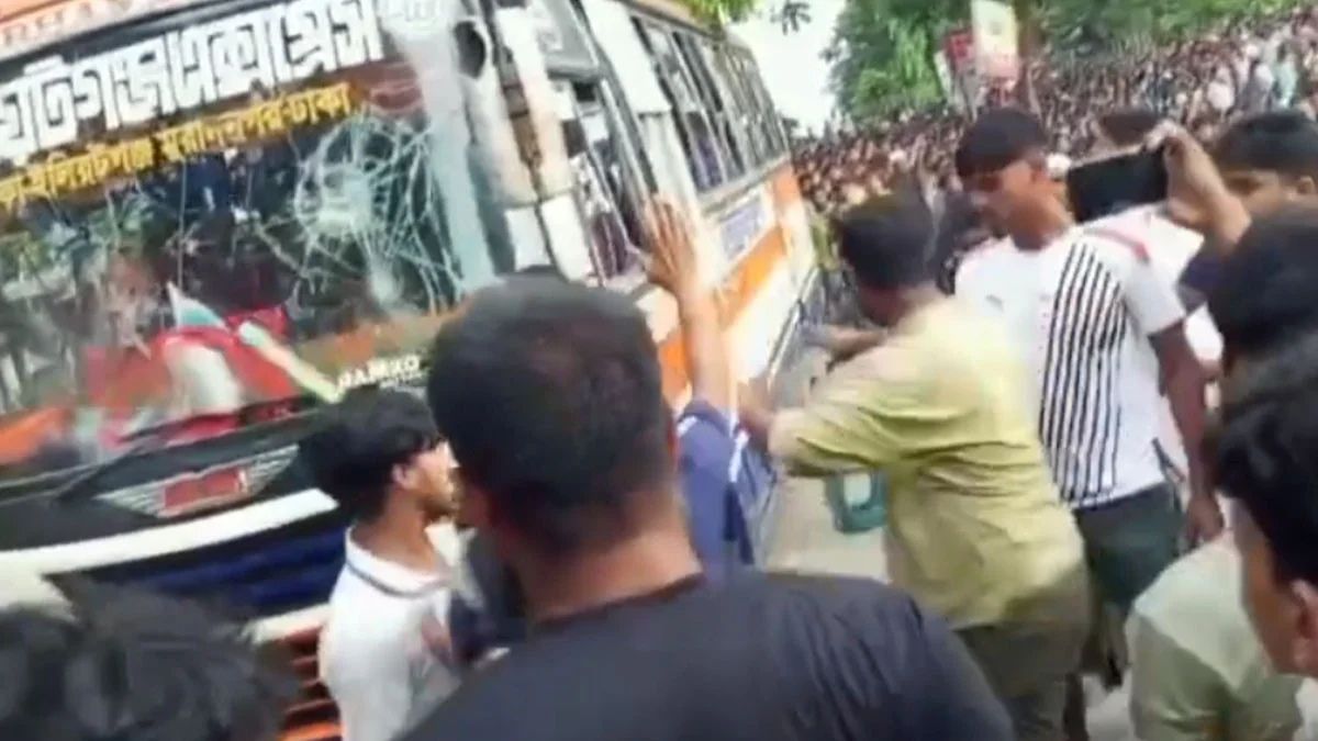 ফুটবল মাঠে ঢুকে পড়ল যাত্রীবাহী বাস, নিহত ১