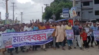 বঙ্গোপসাগরে অবৈধ ট্রলার ও জাল বন্ধের দাবিতে কুয়াকাটায় জেলেদের মানববন্ধন ও বিক্ষোভ