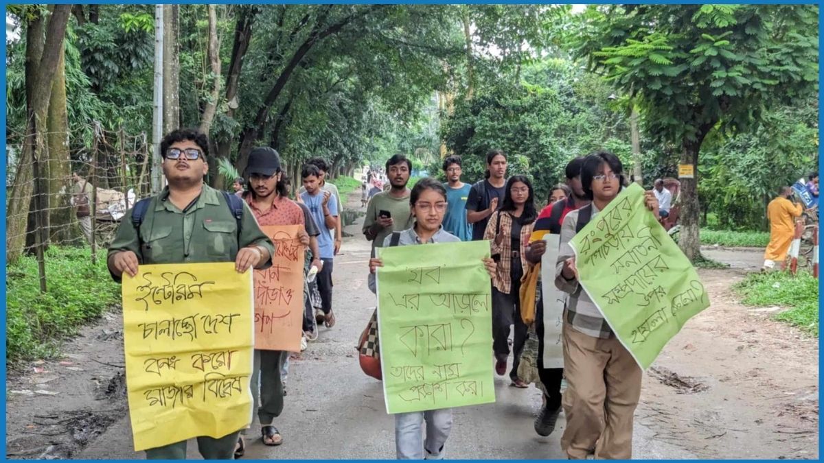 রংপুরে হিন্দুপাড়ায় হামলার প্রতিবাদে জাবিতে বিক্ষোভ