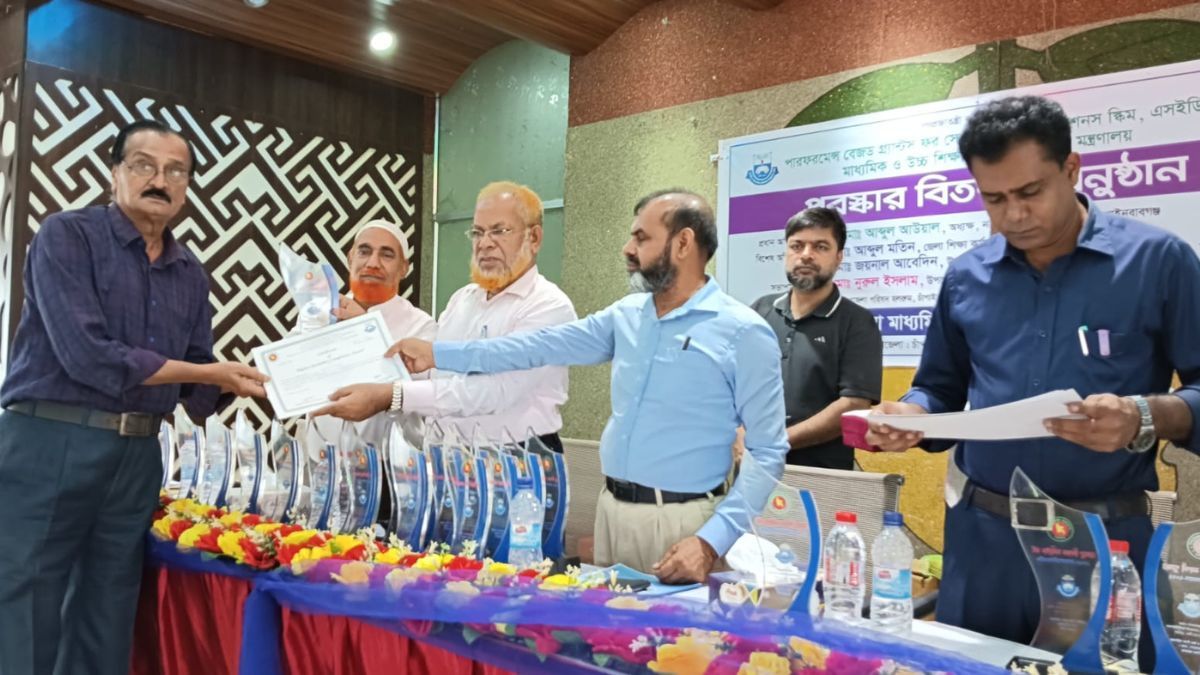 চাঁপাইনবাবগঞ্জে পারফরমেন্স ভিত্তিক পুরস্কার পেল ৩৮ শিক্ষার্থী