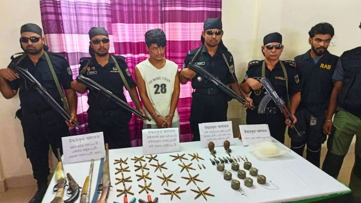 টেকনাফে শীর্ষ রোহিঙ্গা ডাকাত মো. শফি গ্রেপ্তার, অস্ত্র-গ্রেনেড জব্দ