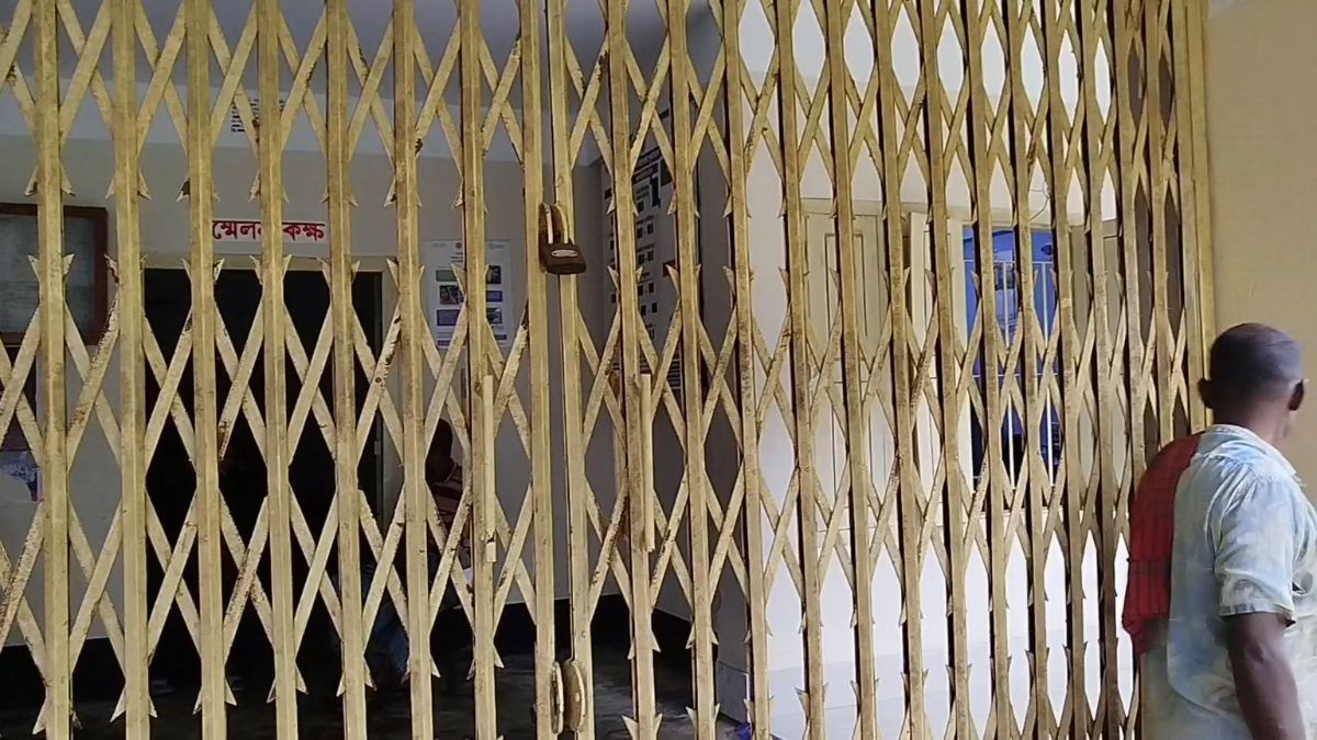 শৈলকুপায় ইউনিয়ন পরিষদে তালা, সচিবকে তুলে নেওয়ার অভিযোগে বিএনপি নেতাসহ আটক ৬