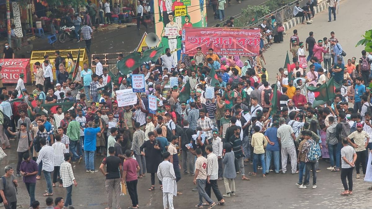 জুলাই সনদের দাবিতে শাহবাগে সড়ক অবরোধ করে বিক্ষোভ