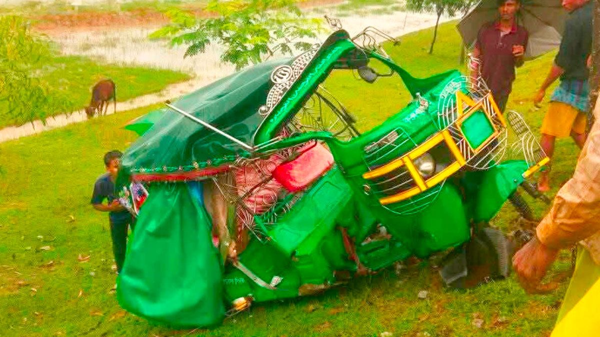 কক্সবাজারে ট্রেনের ধাক্কায় সিএনজির ৪ যাত্রী নিহত