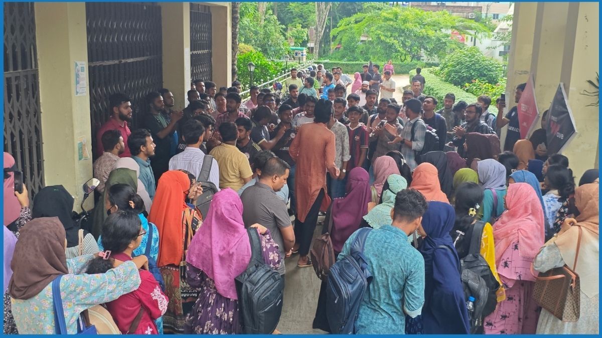 শিক্ষক সংকট : কুবির প্রশাসনিক ভবনে তালা দিলেন শিক্ষার্থীরা