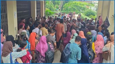 শিক্ষক সংকট : কুবির প্রশাসনিক ভবনে তালা দিলেন শিক্ষার্থীরা
