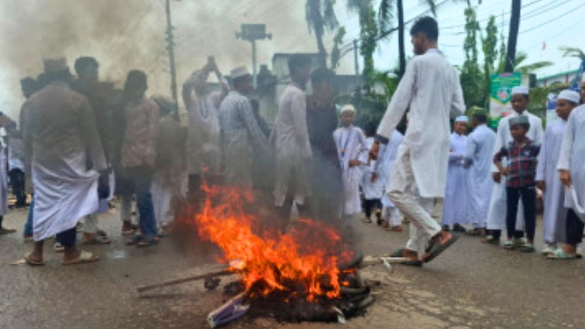গতিরোধকের দাবিতে বরিশাল-পটুয়াখালী মহাসড়ক অবরোধ