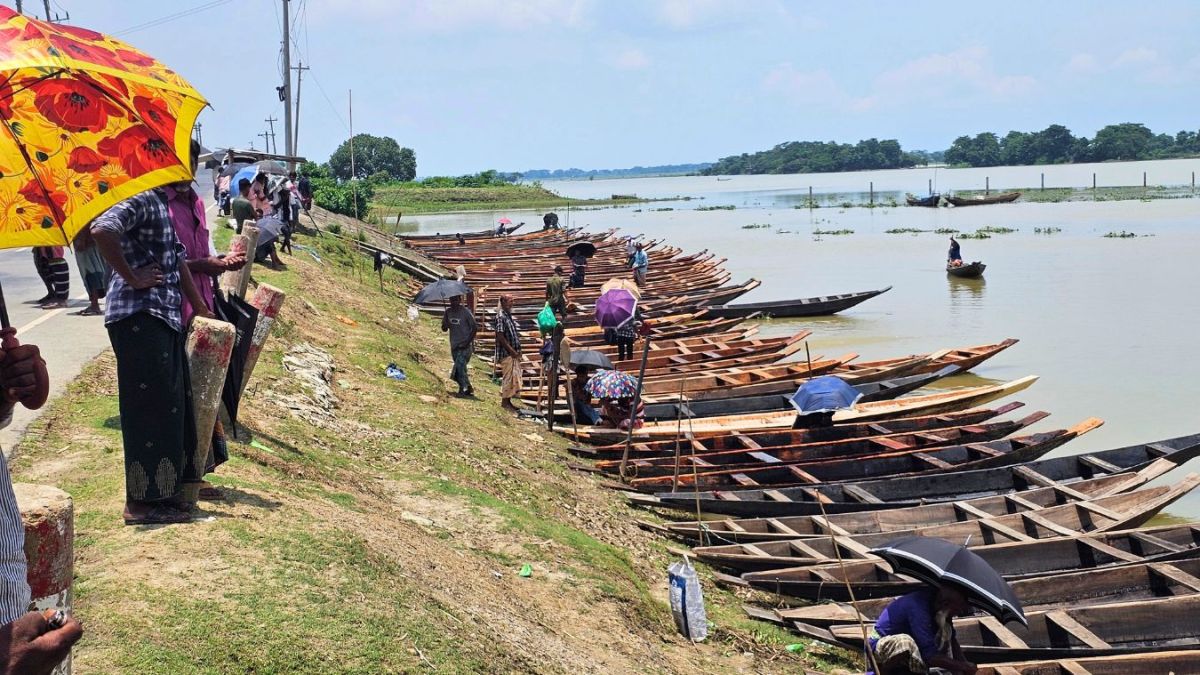 হাওরে পানি নেই, আক্তাপাড়া নৌকা হাটে বিক্রি নেই