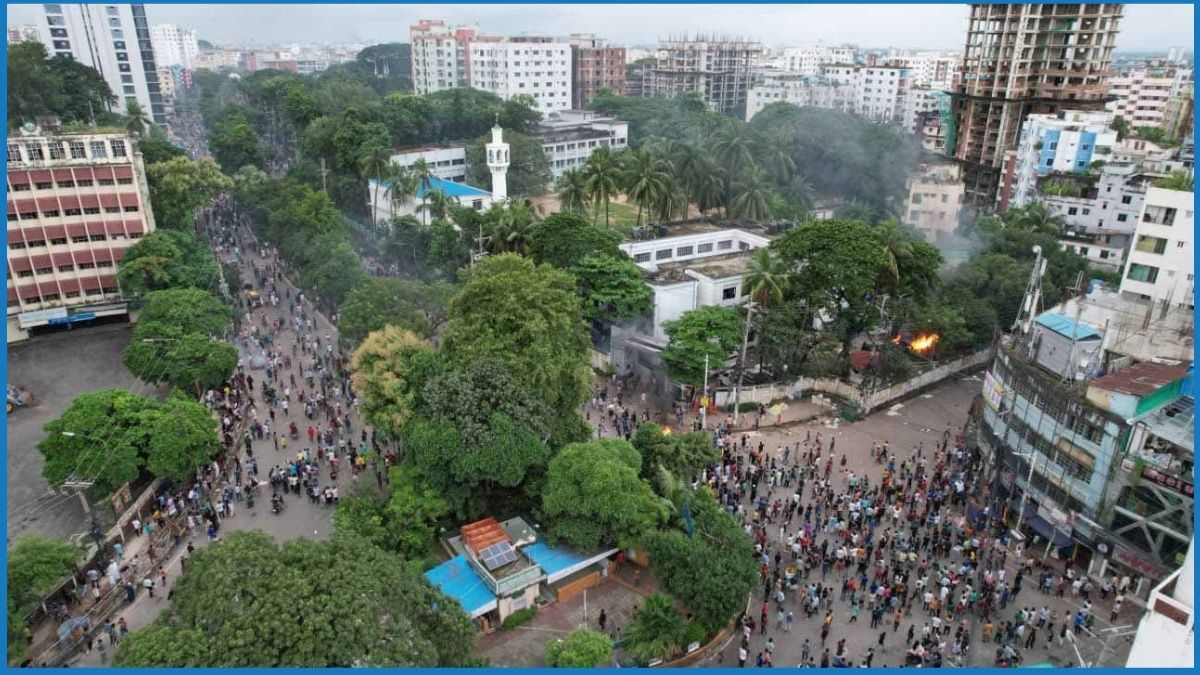 ‘শেখ হাসিনা পালাইছে’ ধ্বনিতে উল্লাসে ফেটে পড়ে চট্টগ্রাম