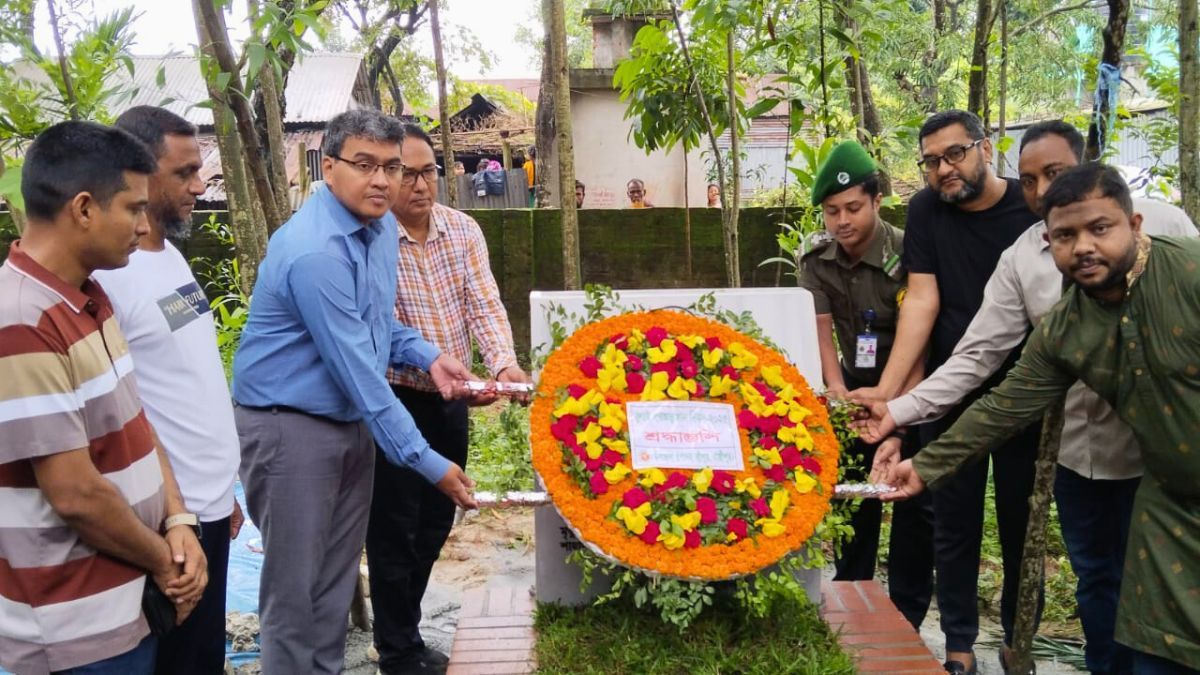 শ্রীপুরে তিন শহীদের কবরে শ্রদ্ধা