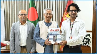 গণঅভ্যুত্থান : প্রধান উপদেষ্টাকে পিআইবির বই দিলেন ফারুক ওয়াসিফ