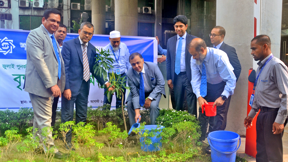 জুলাই পুনর্জাগরণ ও তারুণ্যের উৎসব ২০২৫ উপলক্ষে শাহ্জালাল ইসলামী ব্যাংকে বৃক্ষরোপণ কর্মসূচি
