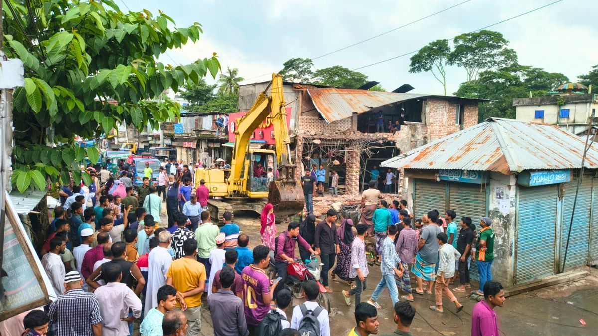 শাহরাস্তিতে খাল দখলমুক্ত করতে দুই ভবন উচ্ছেদ