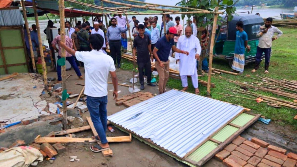 শীতলক্ষ্যার চরে গড়ে ওঠা অবৈধ স্থাপনা গুঁড়িয়ে দিল প্রশাসন