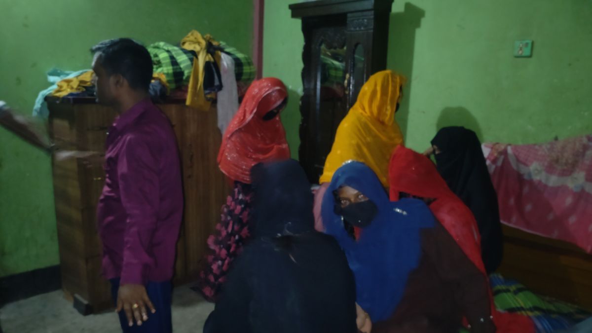 বাসাবাড়িতে অসামাজিক কাজের অভিযোগে নারীসহ আটক ১২