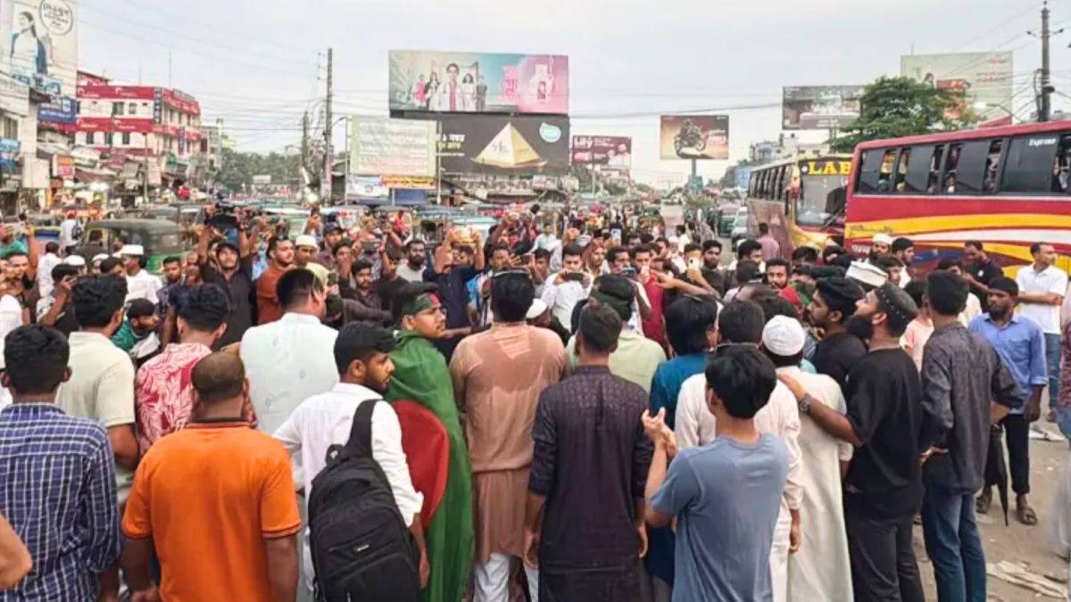 বরিশালে স্বাস্থ্যখাতের অব্যবস্থাপনার প্রতিবাদে ছাত্র-জনতার ব্লকেড