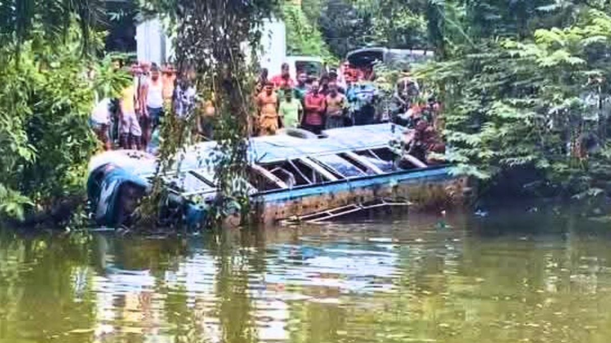 শেরপুরে যাত্রীবাহী বাস পুকুরে উল্টে শিশু নিহত, আহত ৭
