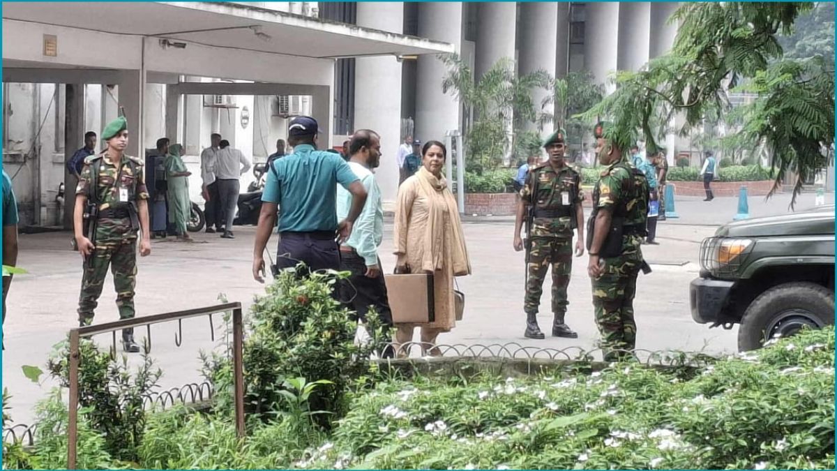 সচিবালয়ে উপদেষ্টা পরিষদের বৈঠক, সভাপতিত্ব করছেন ড. ইউনূস