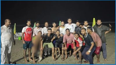 কক্সবাজার সৈকতে ফুটবল খেলেছেন হাসনাত