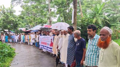 বাউফলে মাদ্রাসার অধ্যক্ষের অপসারণের দাবিতে মানববন্ধন
