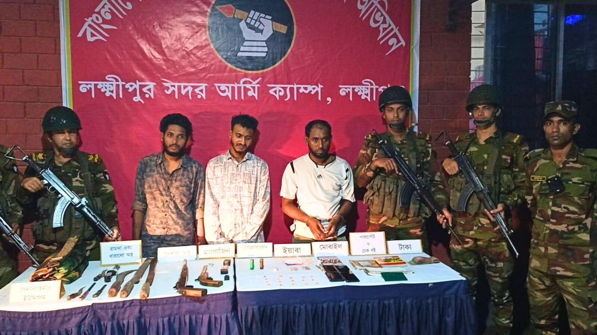 লক্ষ্মীপুরে অস্ত্র-ইয়াবাসহ গ্রেপ্তার ৩