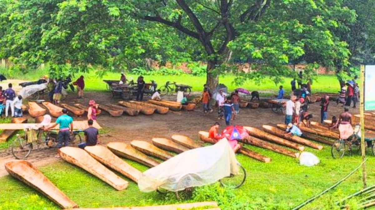 নড়াইলের তুলারামপুরে জমে উঠেছে অর্ধশত বছরের ডোঙা হাট