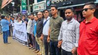 সাংবাদিক তুহিন হত্যার প্রতিবাদে বান্দরবানে মানববন্ধন