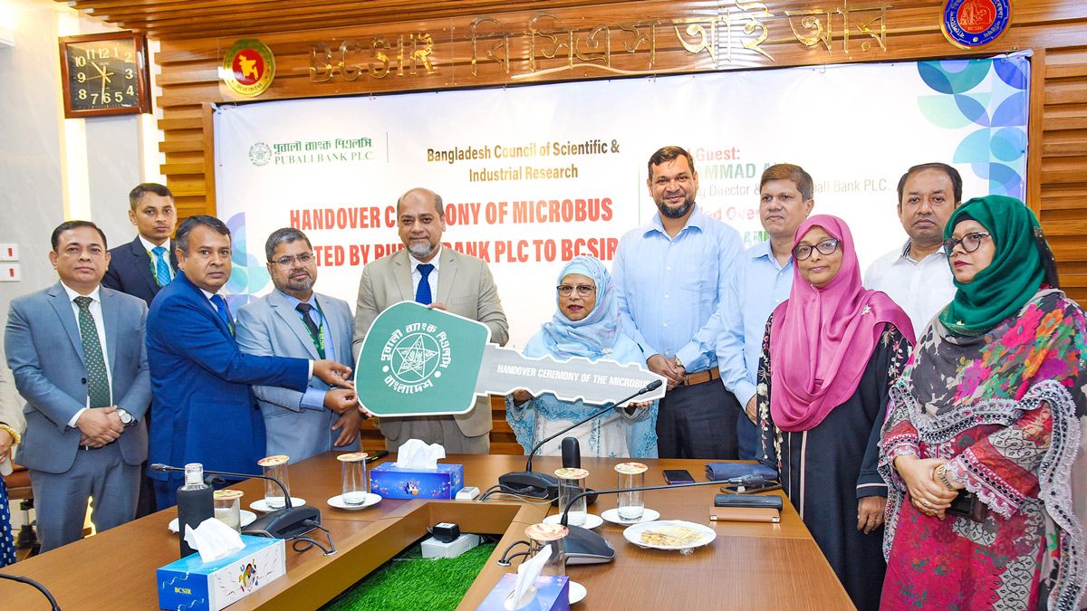 পূবালী ব্যাংকের পক্ষ থেকে বিসিএসআইআর-কে মাইক্রোবাস উপহার