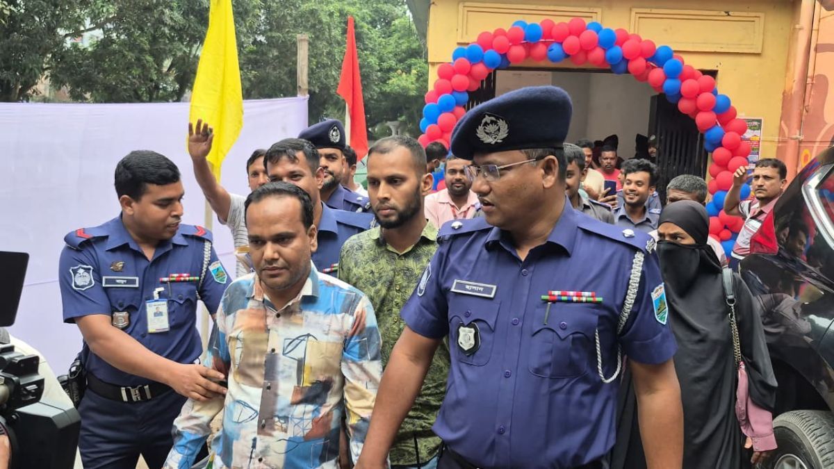 দুদকের গণশুনানিতে ভুয়া বিশ্ববিদ্যালয় পরিচালক আটক