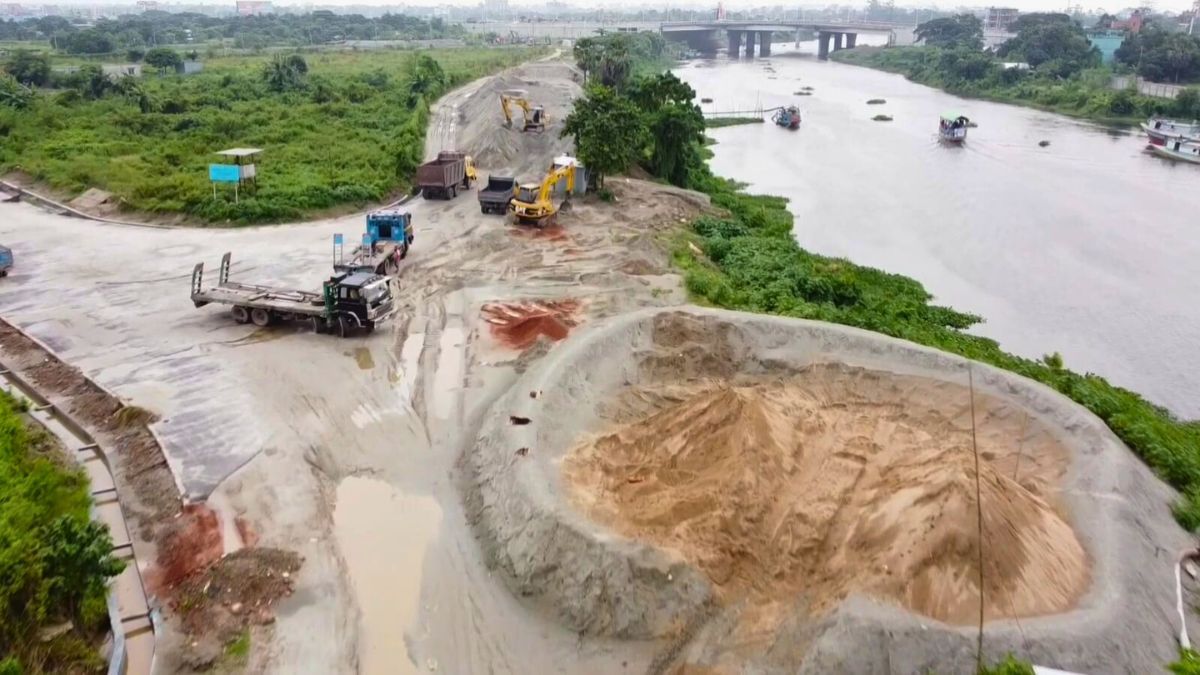 পূর্বাচলে অবৈধ বালুর গদি, সড়কে ধস ও জলাবদ্ধতায় জনদুর্ভোগ