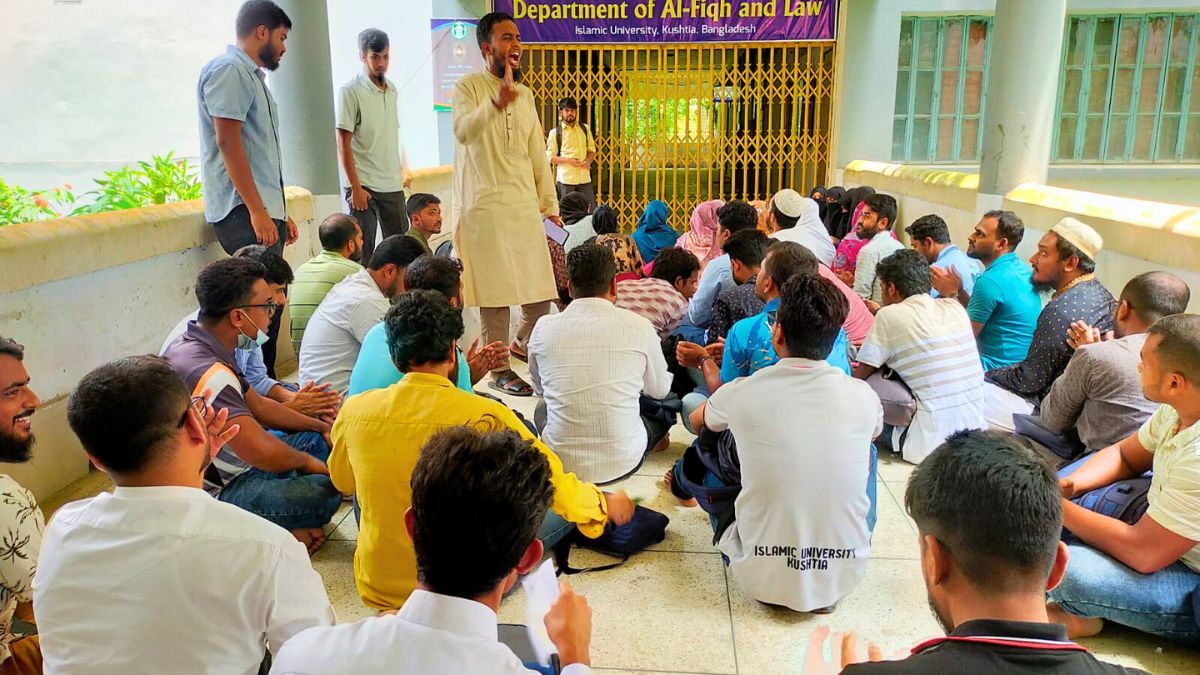দ্রুত ফল প্রকাশের দাবিতে ইবিতে শিক্ষার্থীদের বিক্ষোভ
