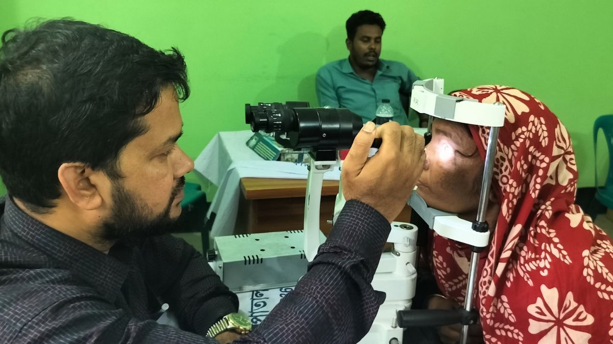 চোখের আলো ফেরাতে ফরিদপুরে বিনামূল্যে চক্ষু চিকিৎসা ক্যাম্প
