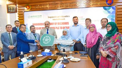 পূবালী ব্যাংকের পক্ষ থেকে বিসিএসআইআর-কে মাইক্রোবাস উপহার