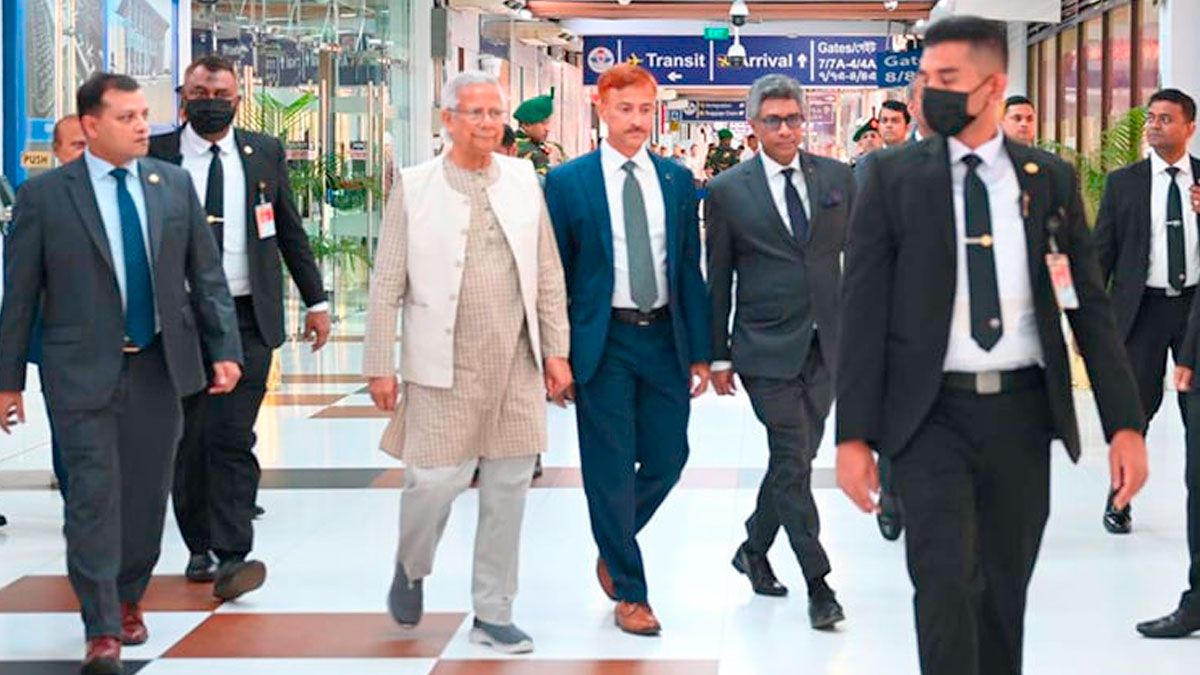 মালয়েশিয়া পৌঁছেছেন প্রধান উপদেষ্টা