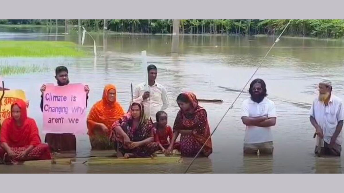 কলাপাড়ায় কলাগাছের ভেলায় ভেসে বানভাসীদের সংবাদ সম্মেলন