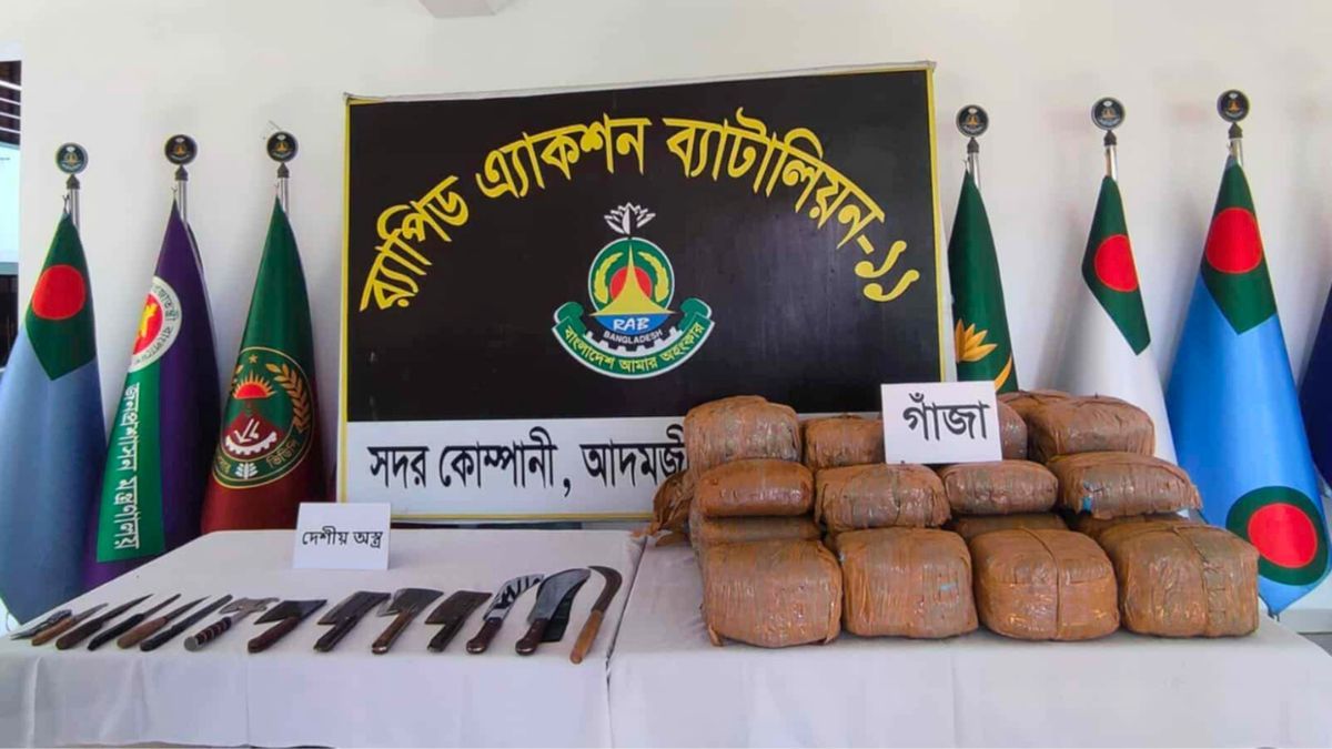 সোনারগাঁয়ে ৬ ডাকাত আটক, দেশীয় অস্ত্র উদ্ধার
