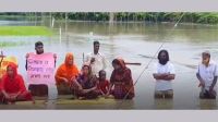 কলাপাড়ায় কলাগাছের ভেলায় ভেসে বানভাসীদের সংবাদ সম্মেলন