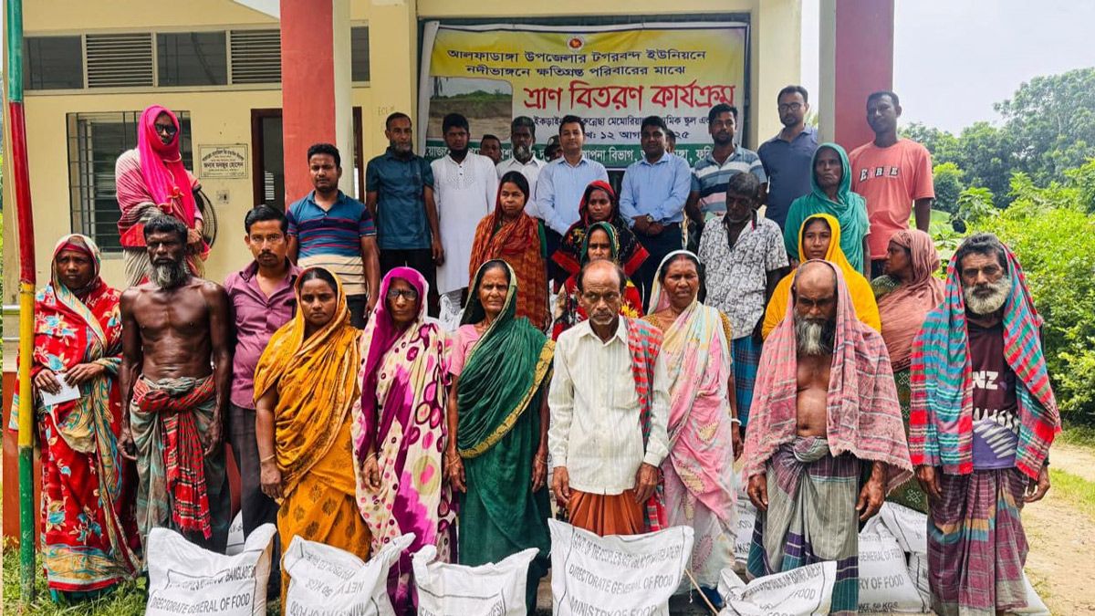 মধুমতি নদী ভাঙনে ক্ষতিগ্রস্ত পরিবারের মাঝে ত্রাণ বিতরণ