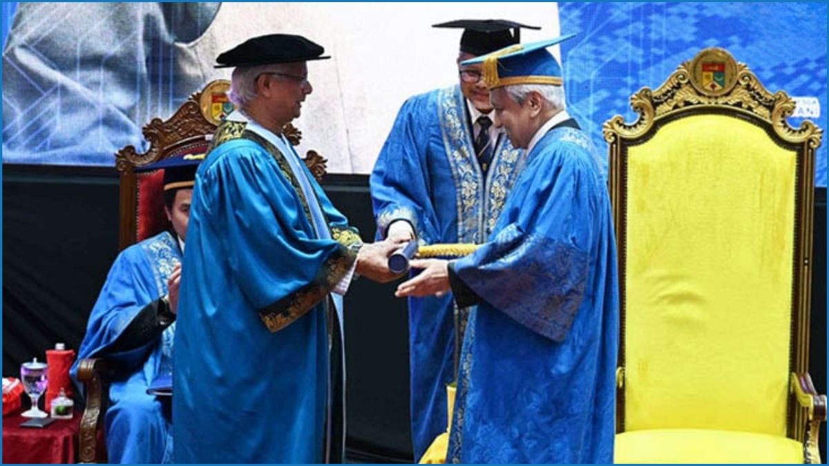ইউকেএম থেকে সম্মানসূচক ডক্টরেট ডিগ্রি পেলেন ড. মুহাম্মদ ইউনূস