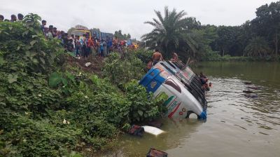 ঝিনাইদহে বাস উল্টে পুকুরে, ১০ যাত্রী আহত