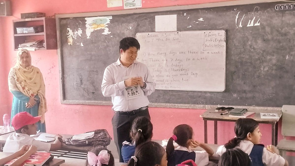 ফেনীর ছাগলনাইয়ায় ক্ষুদে শিক্ষার্থীদের ক্লাস নিলেন ইউএনও