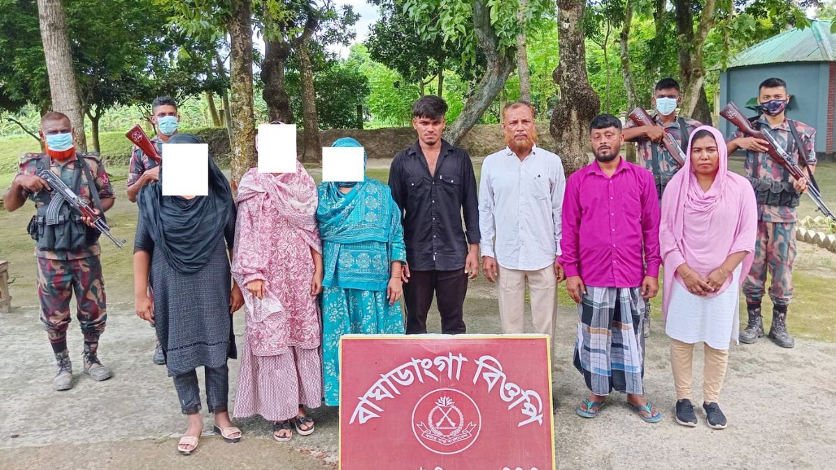 ভারত থেকে অবৈধভাবে বাংলাদেশে প্রবেশকালে ১৭ নারী-পুরুষ আটক